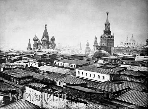 Высота лавочек старых Верхних Торговых Рядов была разная, и множество крыш сверху напоминало лоскутное одеяло. 1886 год
