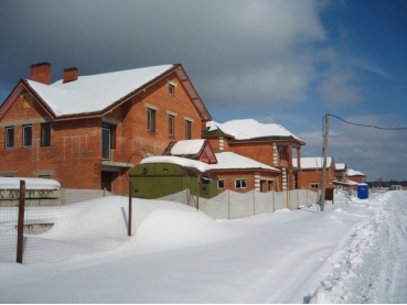 Коттеджный поселок «Соловьи» расположен в 25 км от МКАД в Истринском районе Московской области, на границе с деревней Дедово-Талызино.